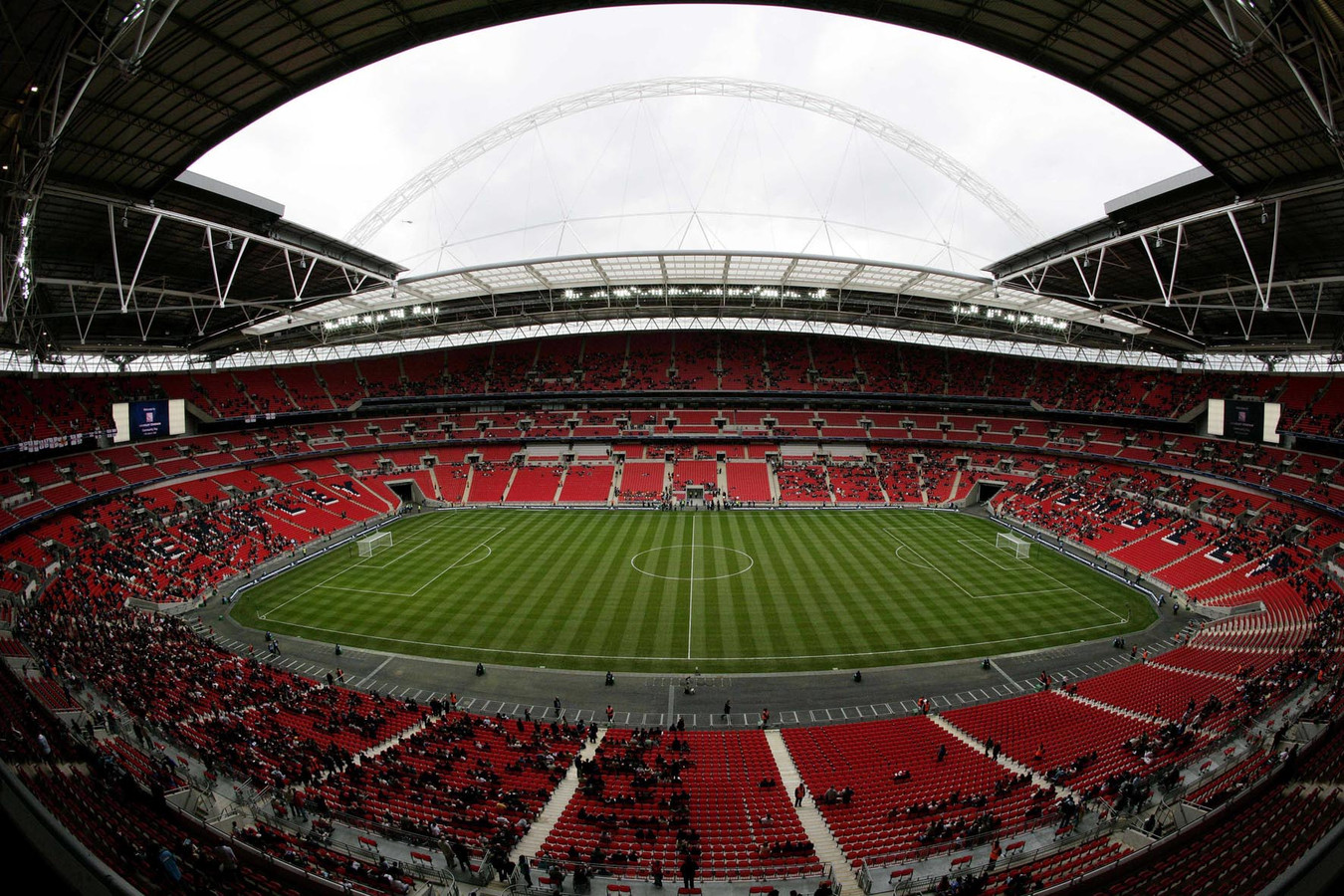 Стадион уэмбли старый. Стадион Уэмбли в Лондоне. Wembley Stadium чей стадион. Стадион Уэмбли 2023. Лига чемпионов на стадионе Уэмбли.