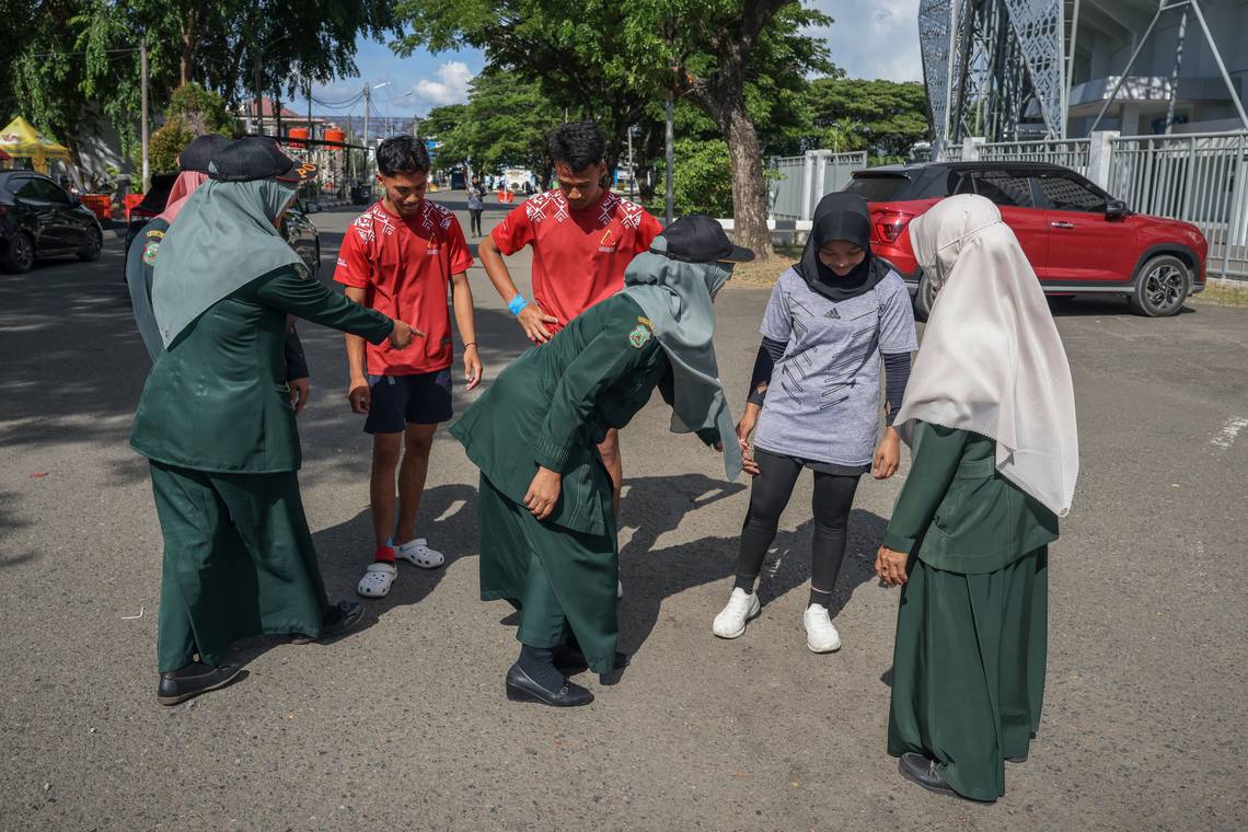 De shariapolitie controleert de jeugd van Aceh: ‘Liefje, ik kan je knieën zien!’