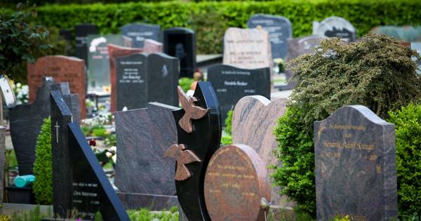 Auto rijdt over kerkhof in Bentelo en vernielt graf