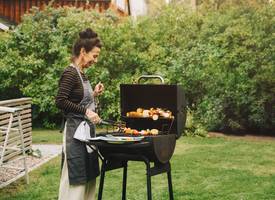Barbecueën met Yvette: kies je voor houtskool of briketten?