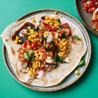 Ambachtelijk zonder dat het overweldigend wordt: platbrood met halloumi, limoen-mais en harissa-yoghurt