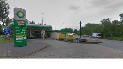 Tienermeiden redden gewonde man uit sloot in Vlaardingen