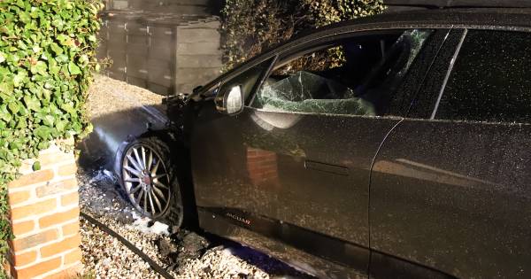 Jaguar op een oprit in Rumpt verwoest door vlammen