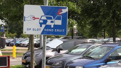 'Hond in auto kan binnen half uur overlijden'