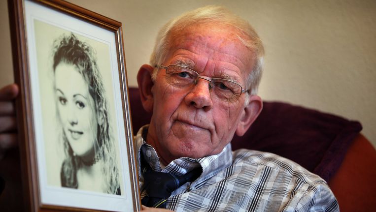 Bauke Vaatstra, de vader van de vermoorde Marianne Vaatstra, toont een foto van zijn dochter. Beeld ANP