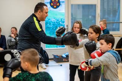Kinderen Velp-Zuid sporten met bekende voetbalbroers Van Beukering uit hun eigen wijk