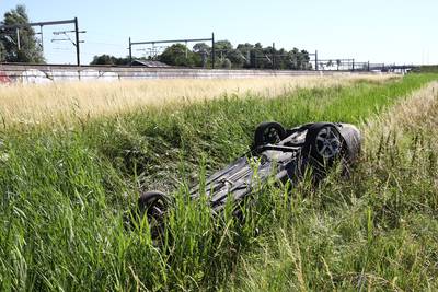 Automobilist valt in slaap en komt op de kop in sloot langs A15 terecht