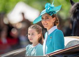 Prinses Catherine als stralend middelpunt in aquamarijn bij militaire parade