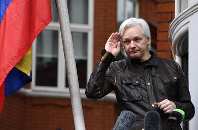 'Verdacht pakketje gevonden buiten verblijfplek Assange'