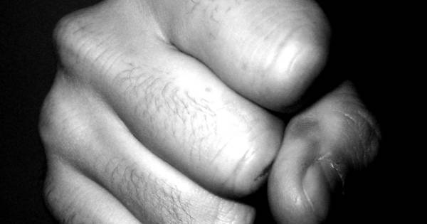 Een gewonde en een aanhouding na vechtpartij en aanrijding in Roosendaal.