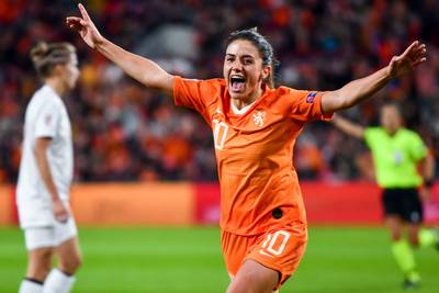 Van de Donk luistert jubileum op met treffer: ‘Een droom die uitkomt’