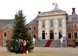 Koning Willem-Alexander zet de kerstboom neer en ook déze andere royals