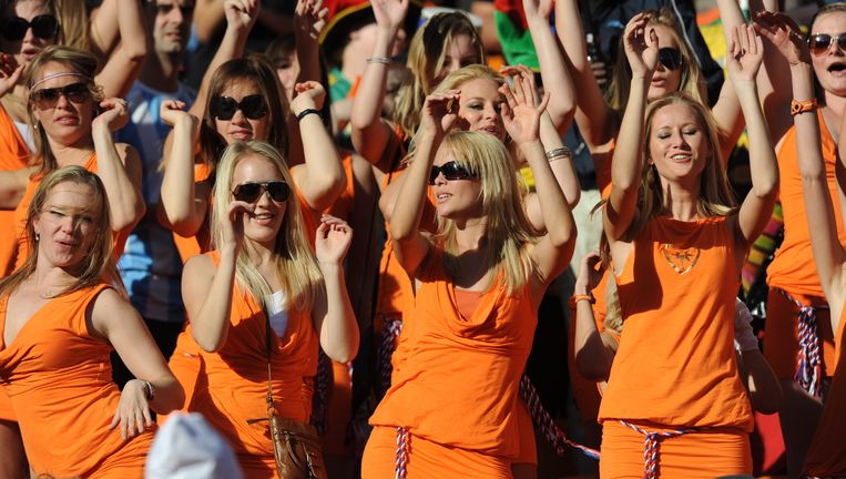 Leggen Meisjes In Oranje Jurkje Bom Onder Belgisch Nederlands Wk