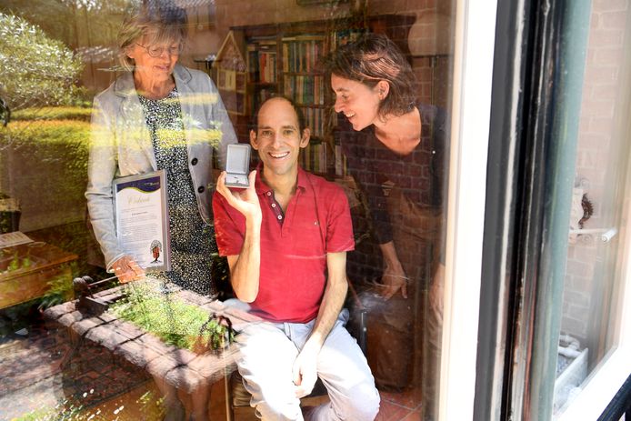 DONGEN, WAALWIJK, Pix4Profs / Jan Stads.
Sjoerd van Heesch krijgt in Coronasfeer de Erespeld van de Gemeente Waalwijk. Wethoudster Dilek Odabasi sprak hem vanuit de deur op gepaste afstand toe. Dit nadat zijn zusje de speld opspelde en Dilek voor het gesloten raam de oorkonde toonde.