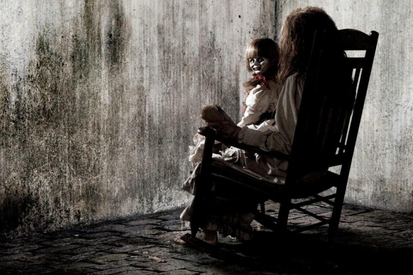 The Conjuring meisje in stoel met horrorpop Annabelle