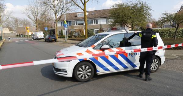 Arrestatieteam valt woning aan Keverberg in Eindhoven binnen: man zou met vuurwapen bewoners bedreigen.