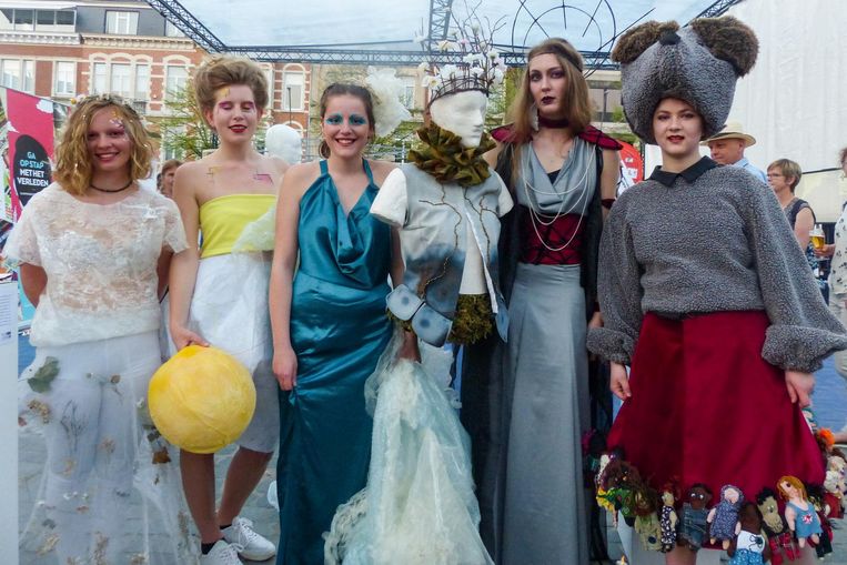 Creatieve Jongeren Tonen Moderne Kostuums Met Erfgoedtintje