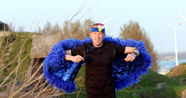 In blauw vogelpak de marathon lopen: ‘Je moet anders zijn, dan val je op’