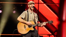 De hele studio klapt mee met Blind Audition van Lewis