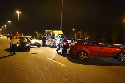 Auto's botsen op elkaar op A2 bij Deil, weg afgesloten