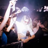 Tussen de mensen met ingetapete scheenbenen en stijf gekauwde kaken: een blik in de Boiler Room van Pukkelpop
