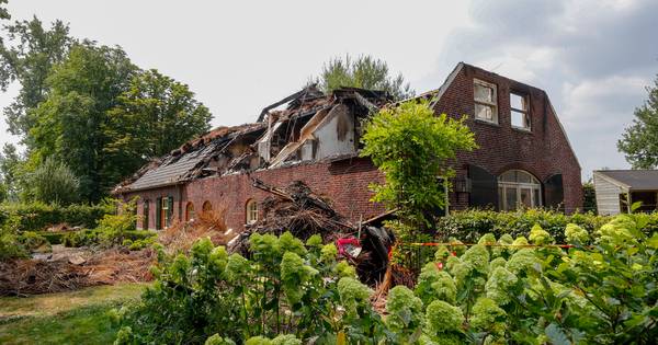 Brandweer was nog uren bezig met nablussen boerderijbrand Olland, schade aan woningen enorm