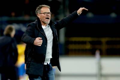 De Graafschap-trainer De Jong krijgt telefoon van moeder tijdens interview: ‘Die lieve schat is hartstikke trots op me’