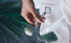De beste én betaalbare beautygadgets voor een stralende huid uitgetest: “Al na de eerste behandeling ziet mijn gezicht er subtiel gelift en opgefrist uit”