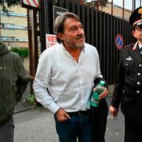 Eerst werd bekend dat zijn vriend achter de aanslag op hem zat, nu verliest Italiaanse tv-presentator ook zijn job