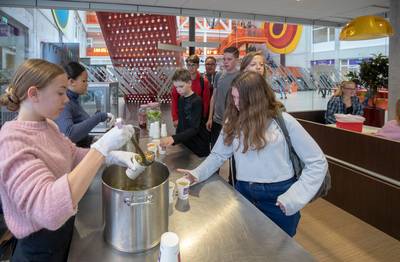 Scholieren van Het Streek Ede genieten van gezond eten