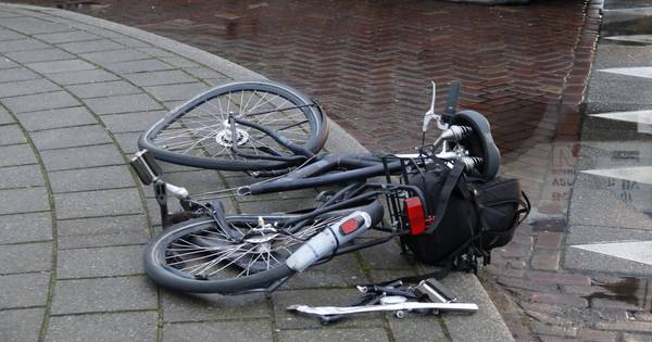 Fietser gewond door botsing met vrachtwagen in Boxmeer.