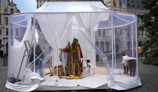 Nieuwe kerststal op de Grote Markt in Brussel lokt discussie uit: ‘Heeft niets meer met Kerstmis te maken’