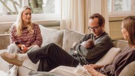 Vincent Fierens en Emma Salden praten in Kraamkost over de maatschappelijke ...