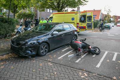 Scooterrijder gewond door botsing met auto