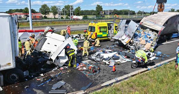 Zwaar ongeval met twee vrachtwagens net voor Nederlandse grens: weg bij Hazeldonk dicht.