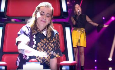 Emma (16) blaast jury The Voice omver met ‘beestachtig’ goede stem
