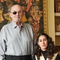 ‘Mijn zus kwam de kamer ingelopen en riep: ‘Zet het nieuws op!’’: ‘Duivelsverzen’-auteur Salman Rushdie en zijn nicht Mishka