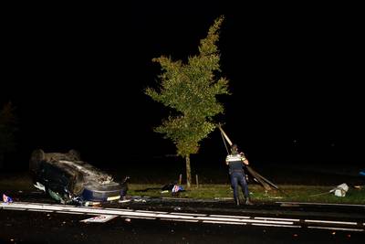 Auto knalt tegen boom en belandt op dak in Oeffelt