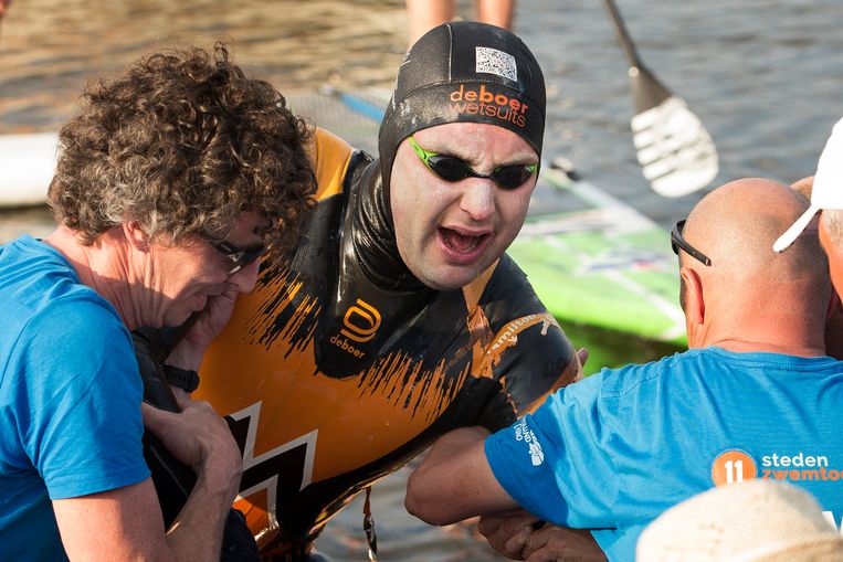 Wat een prestatie zwemmer Van der Weijden voltooit Elfstedentocht en haalt ruim 3,9 miljoen