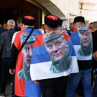 Servië negeert waarschuwingen EU, duizenden nemen afscheid van oorlogsmisdadiger Ratko Mladic