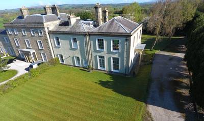 Marie wint 18de-eeuws landhuis en is eensklaps een lady