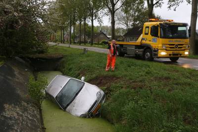 Auto te water in Brakel; bestuurder is spoorloos
