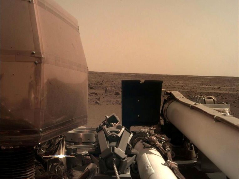 De MarCo maakte een prachtige foto van Mars kort na de landing. 