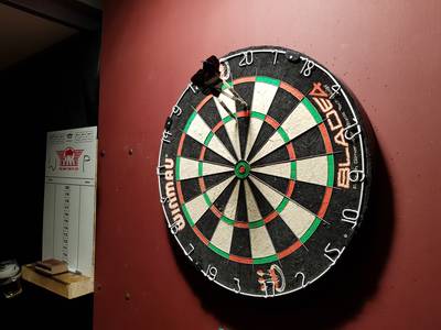 Dartsforever Willemstad bestaat 10 jaar en dart voor Kika