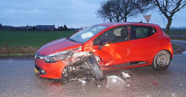 Gewonde bij ongeval Waalwijk, autos zwaar beschadigd.