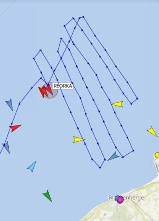 Drie boten maken naast elkaar zoekslagen: de Zeemanshoop (uit Breskens), R6 Orka (Oostende) en Winifred Lucky Verkade (uit Cadzand) zoeken voor de kust van Blankenberge naar de 18-jarige jongen.