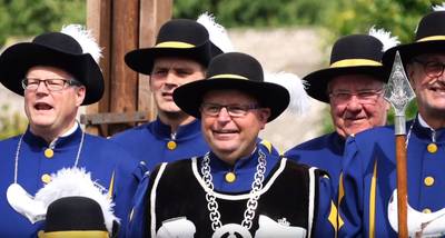 Sfeervol portret van het Koningsschieten in Biest-Houtakker