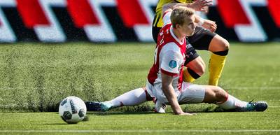 Geen huurlingen Ajax naar clubs met kunstgras