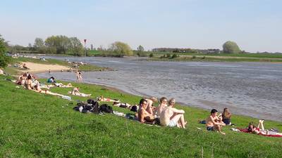 Genieten van het mooie weer aan de Rijn bij Wageningen