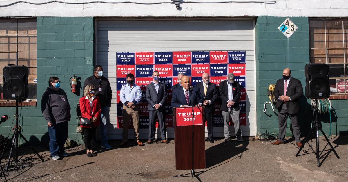 Foutje? Team-Trump geeft persconferentie bij afgelegen tuinaannemersbedrijf | Buitenland | hln.be